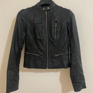 WOMEN'S BLACK FAUX LEATHER MOTO JACKET